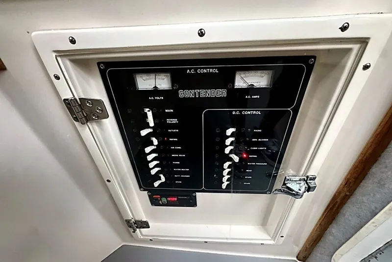 Slide: The Image of Contender 35 Side Console 2003 - 8058304
