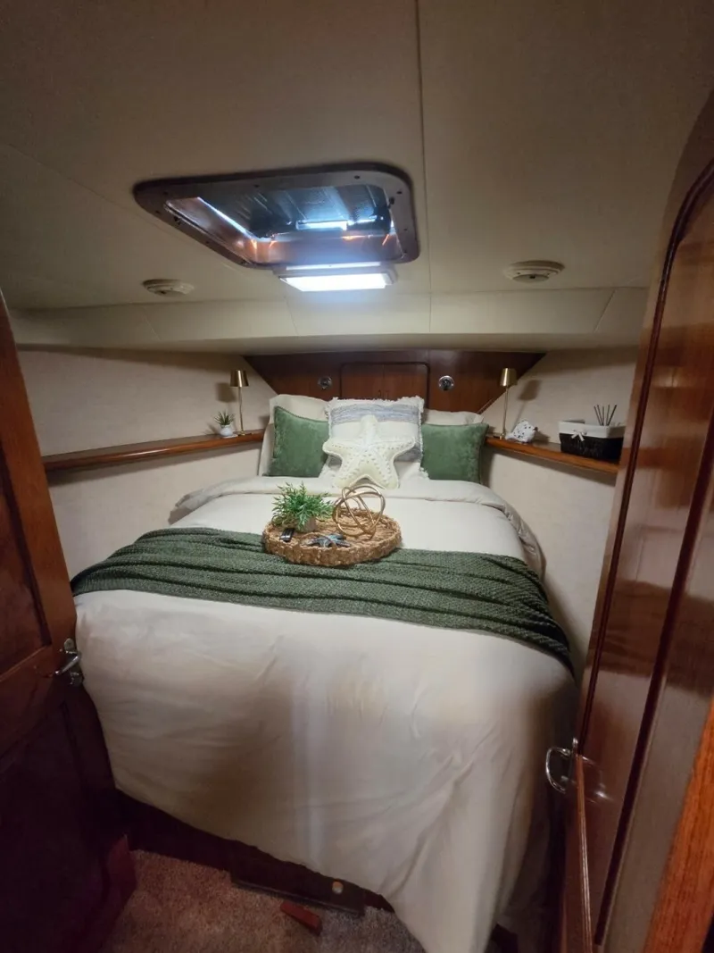 Slide: The Image of Viking 44 Aft Cabin Motor Yacht 1990 - 8064210