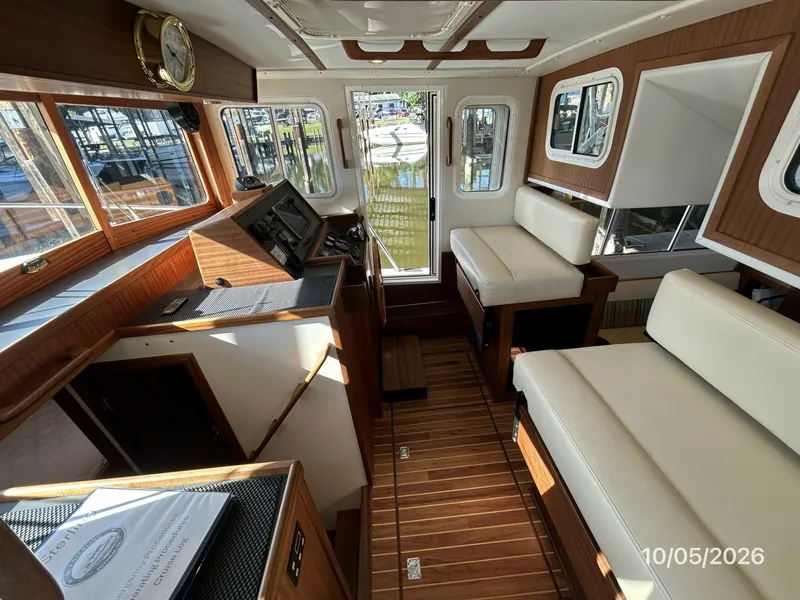 Slide: The Image of 34' Nordic Tugs pilothouse starboard - 8136945