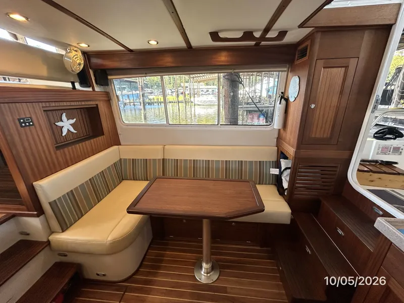 Slide: The Image of 34' Nordic Tugs salon starboard - 8136953