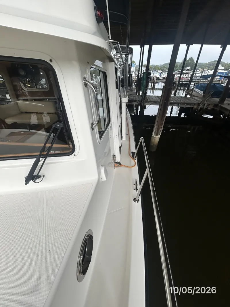 Slide: The Image of 34' Nordic Tugs port side deck - 8136949