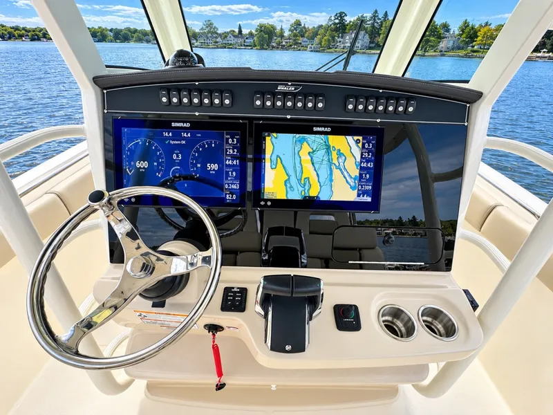 Slide: The Image of Boston Whaler 330 Outrage 2024 - 8140505