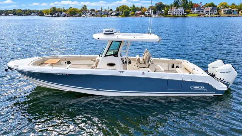 Slide: The Image of Boston Whaler 330 Outrage 2024 - 8140499
