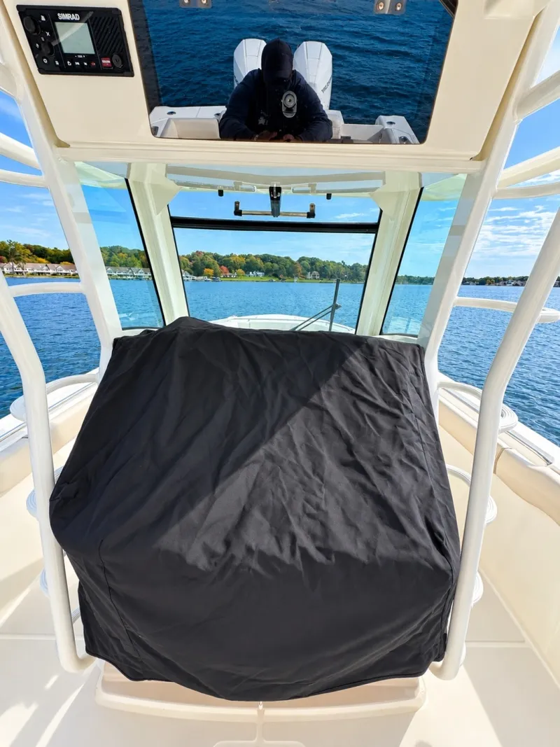 Slide: The Image of Boston Whaler 330 Outrage 2024 - 8140463