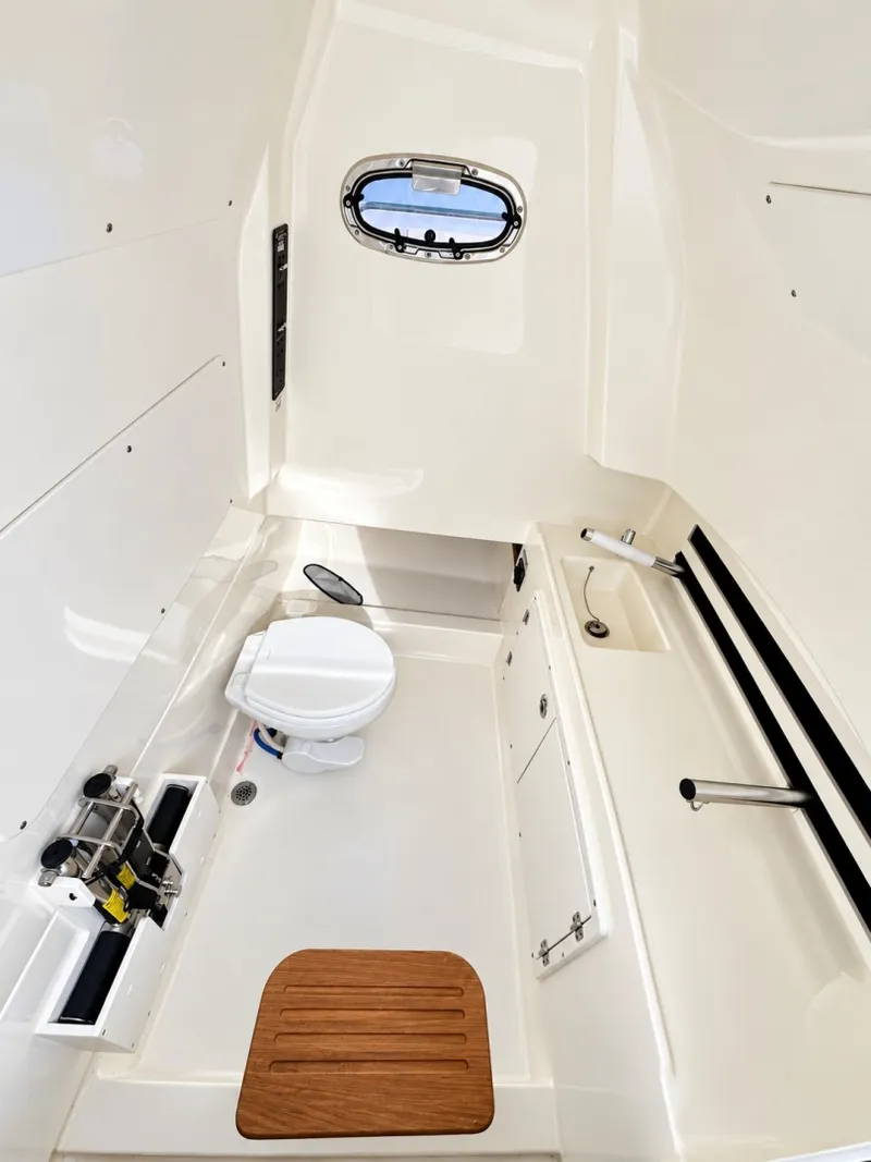 Slide: The Image of Boston Whaler 330 Outrage 2024 - 8140473