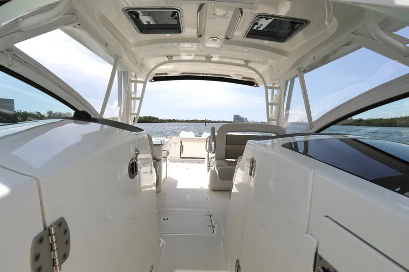 Slide: The Image of Boston Whaler 320 Vantage 2016 - 8140515