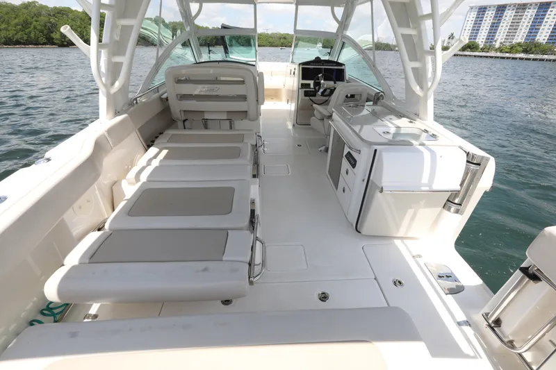 Slide: The Image of Boston Whaler 320 Vantage 2016 - 8140518