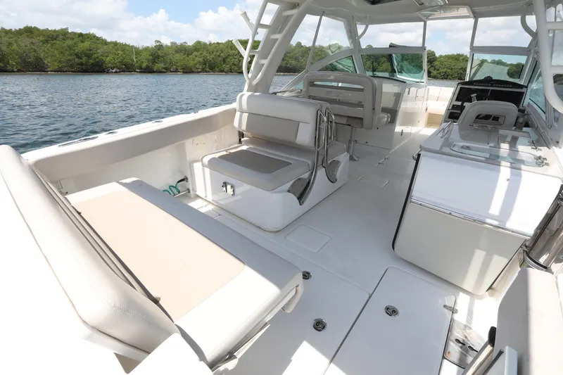Slide: The Image of Boston Whaler 320 Vantage 2016 - 8140517