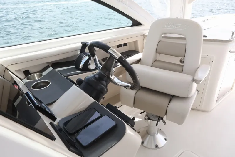 Slide: The Image of Boston Whaler 320 Vantage 2016 - 8140522