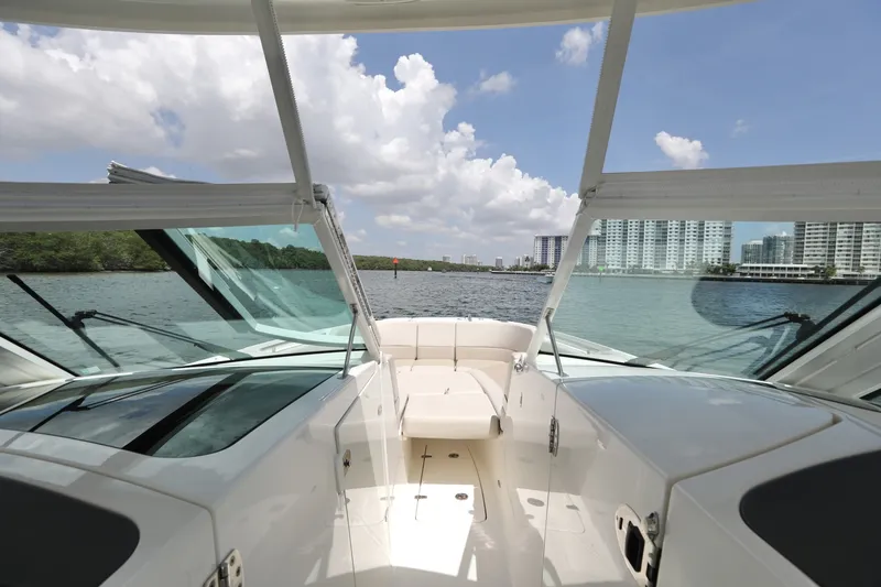 Slide: The Image of Boston Whaler 320 Vantage 2016 - 8140514