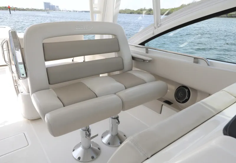 Slide: The Image of Boston Whaler 320 Vantage 2016 - 8140523