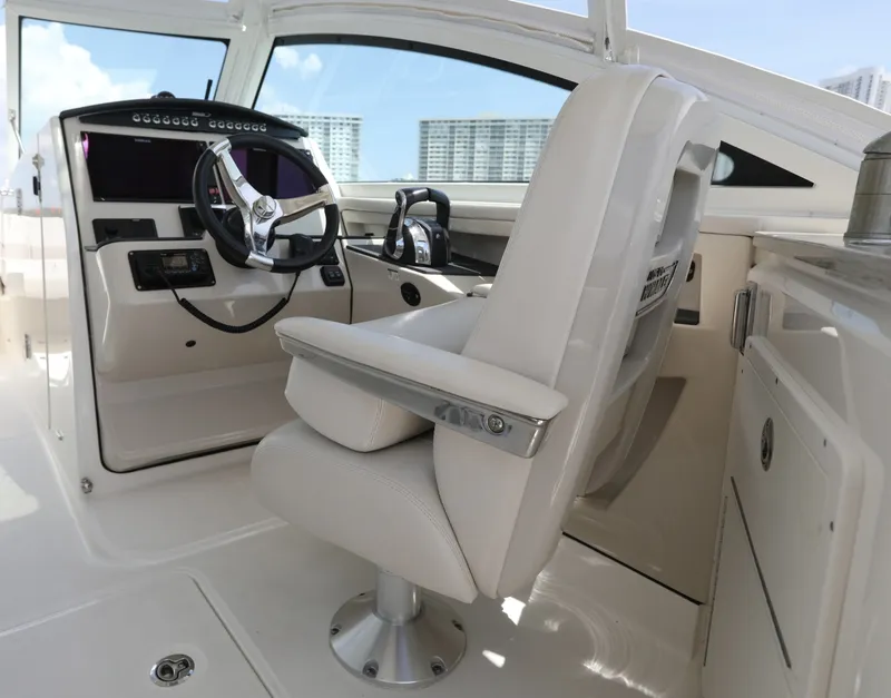 Slide: The Image of Boston Whaler 320 Vantage 2016 - 8140521