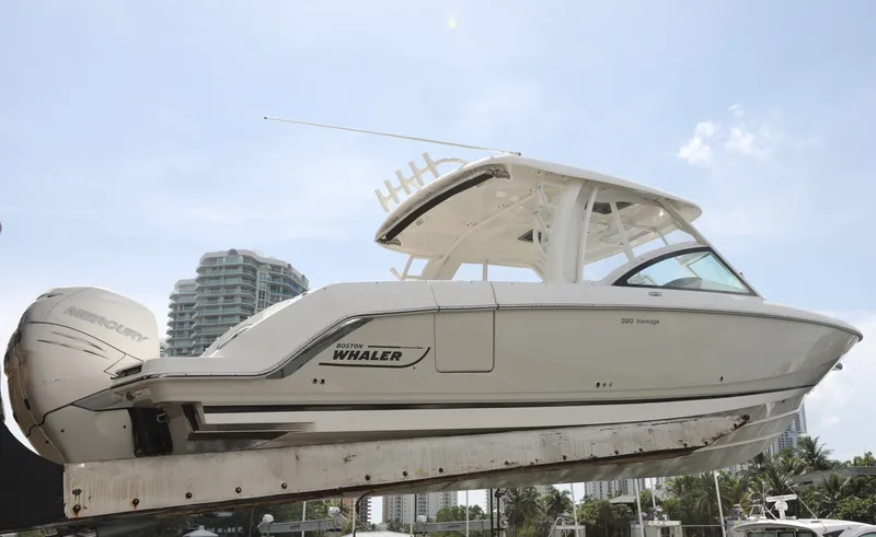 Slide: The Image of Boston Whaler 320 Vantage 2016 - 8140506