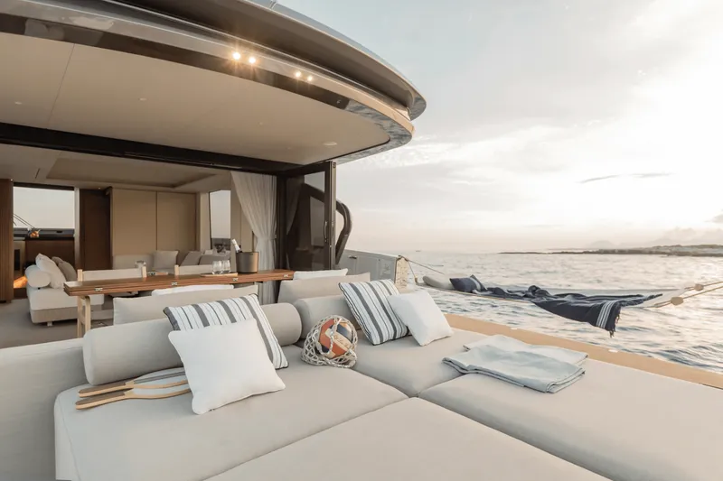 Slide: The Image of Azimut Seadeck 7 2027 - 8144876