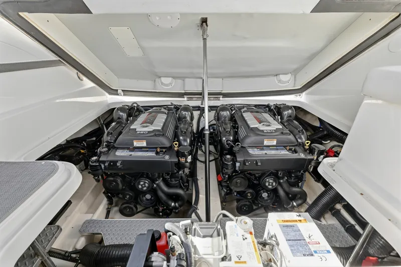 Slide: The Image of Formula 330 Crossover Bowrider 2016 - 8149622
