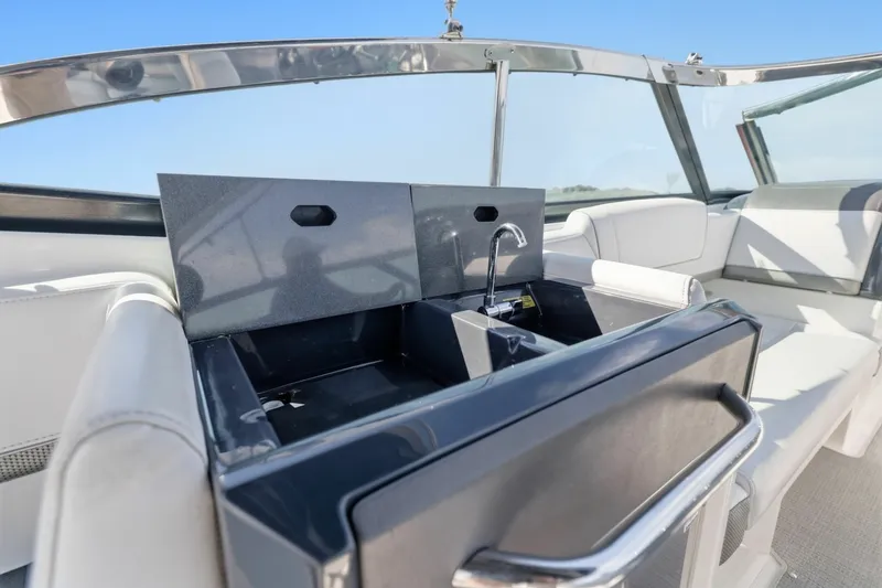 Slide: The Image of Formula 330 Crossover Bowrider 2016 - 8149580