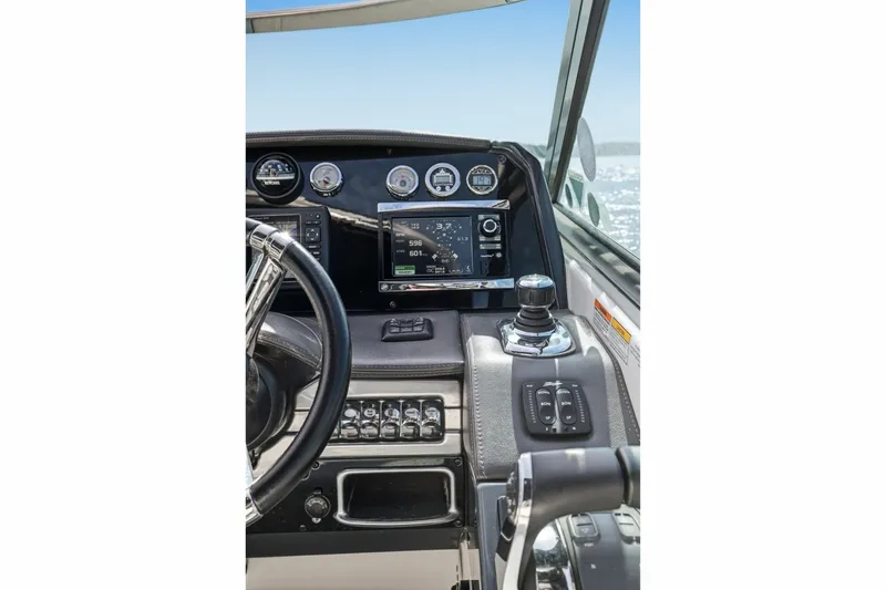 Slide: The Image of Formula 330 Crossover Bowrider 2016 - 8149553