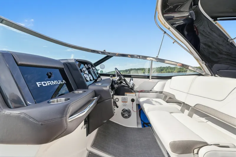 Slide: The Image of Formula 330 Crossover Bowrider 2016 - 8149543
