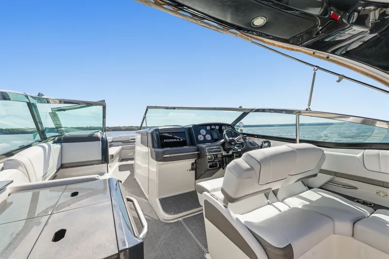Slide: The Image of Formula 330 Crossover Bowrider 2016 - 8149565