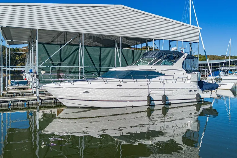 The Image of Cruisers 4450 Express Motoryacht 2001 - 8694376