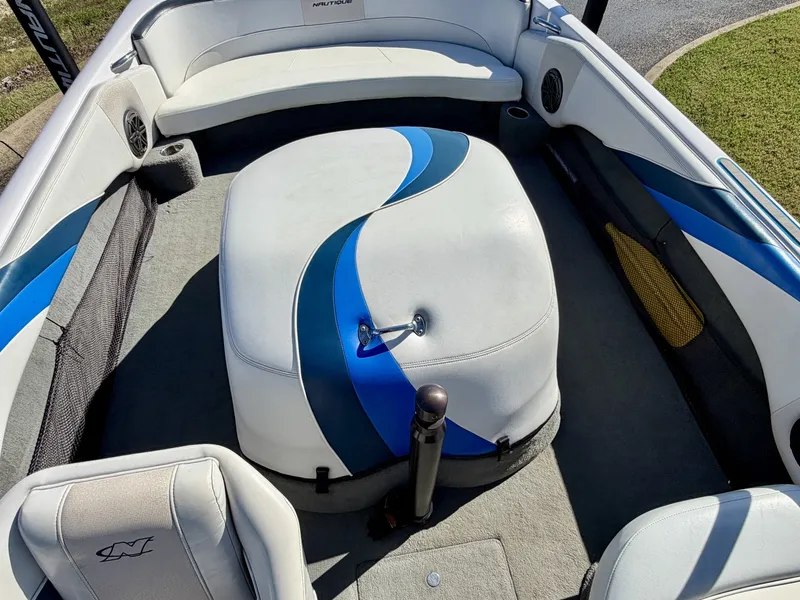 Slide: The Image of Correct Craft Ski Nautique 206 Team Edition 2009 - 8162230