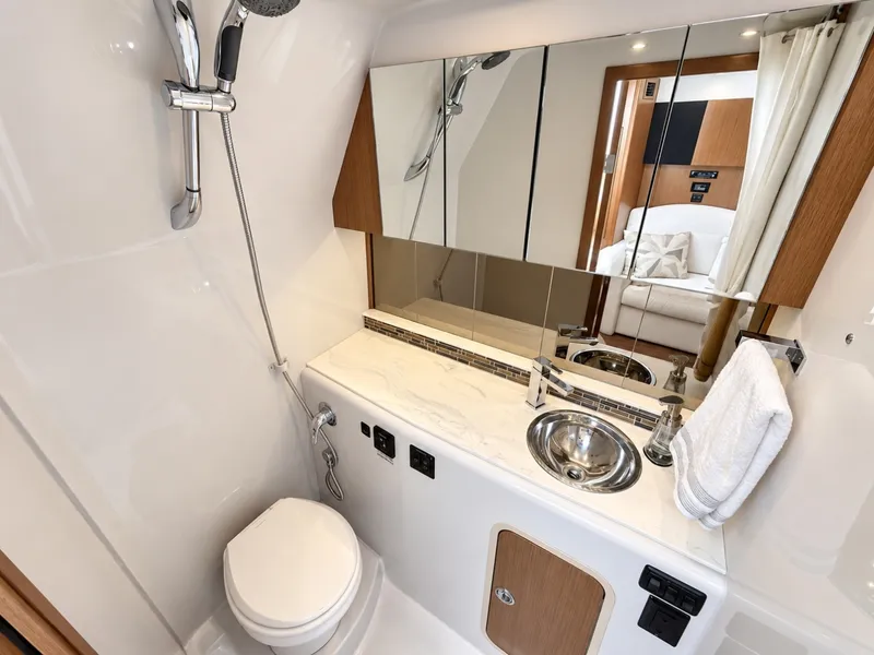 Slide: The Image of Cruisers 35 Express 2020 - 8172525