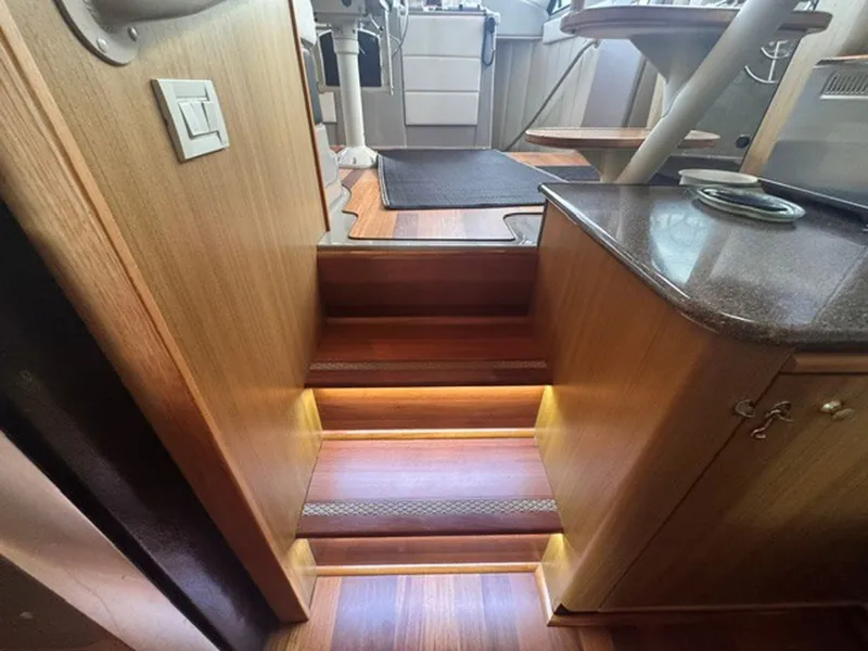 Slide: The Image of Bayliner 5288 Pilot House Motoryacht 2000 - 8221143