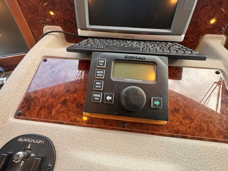 Slide: The Image of Bayliner 5288 Pilot House Motoryacht 2000 - 8221142