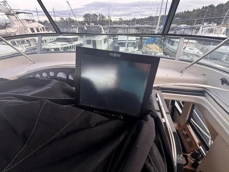 Slide: The Image of Bayliner 5288 Pilot House Motoryacht 2000 - 8221136