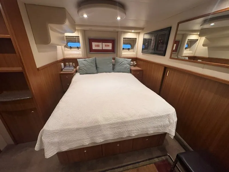Slide: The Image of Bayliner 5288 Pilot House Motoryacht 2000 - 8221151