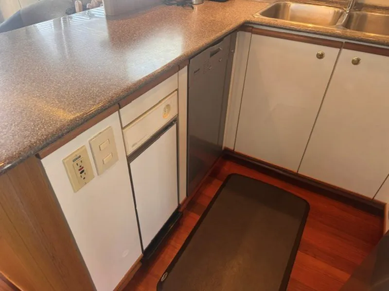 Slide: The Image of Bayliner 5288 Pilot House Motoryacht 2000 - 8221148
