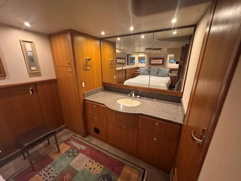 Slide: The Image of Bayliner 5288 Pilot House Motoryacht 2000 - 8221153
