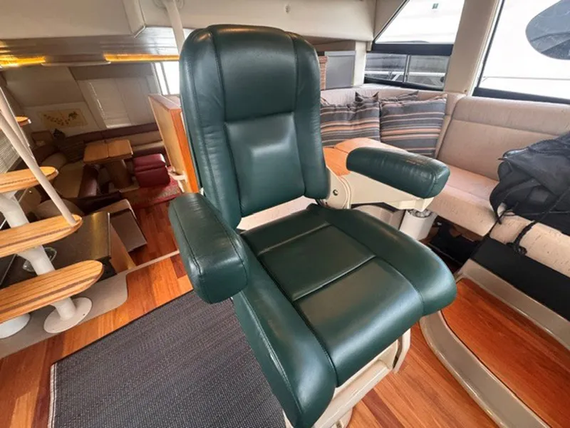 Slide: The Image of Bayliner 5288 Pilot House Motoryacht 2000 - 8221139