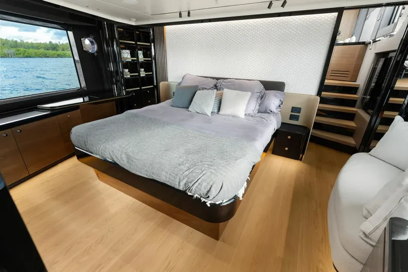 Slide: The Image of Absolute Navetta 64 2023 - 8232288