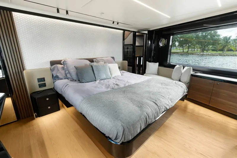 Slide: The Image of Absolute Navetta 64 2023 - 8232295
