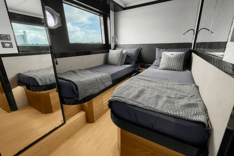Slide: The Image of Absolute Navetta 64 2023 - 8232304