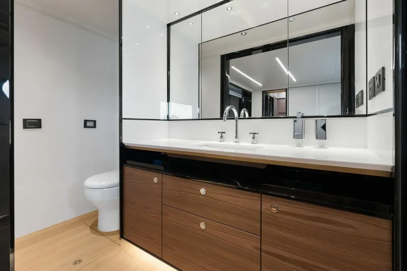 Slide: The Image of Absolute Navetta 64 2023 - 8232301