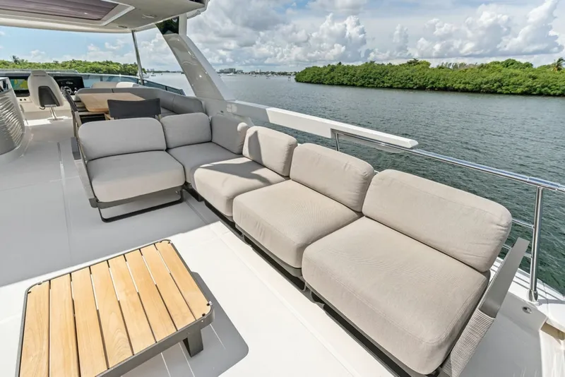Slide: The Image of Absolute Navetta 64 2023 - 8232227