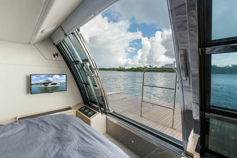 Slide: The Image of Absolute Navetta 64 2023 - 8232312