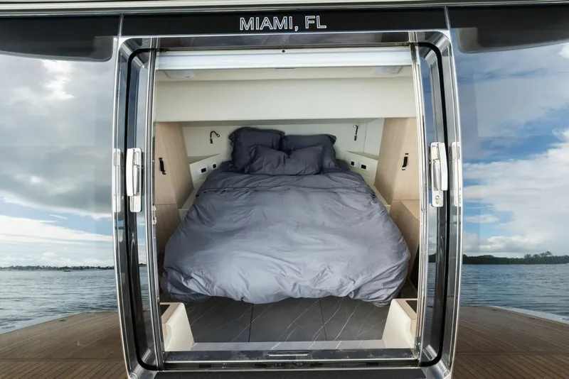 Slide: The Image of Absolute Navetta 64 2023 - 8232308