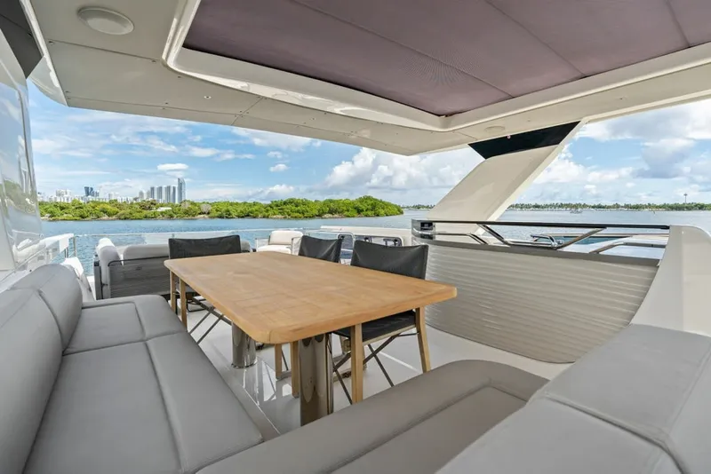 Slide: The Image of Absolute Navetta 64 2023 - 8232239