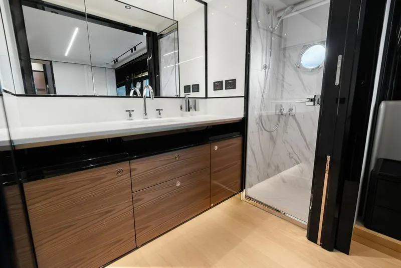 Slide: The Image of Absolute Navetta 64 2023 - 8232300