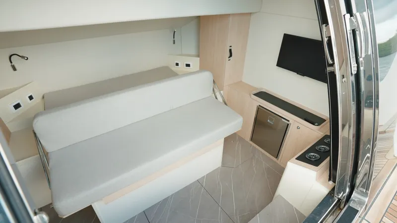 Slide: The Image of Absolute Navetta 64 2023 - 8232285