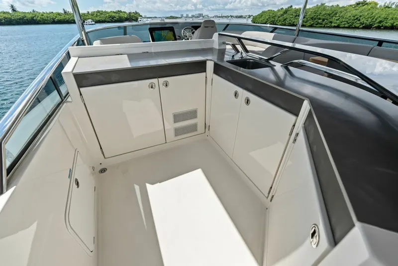 Slide: The Image of Absolute Navetta 64 2023 - 8232236