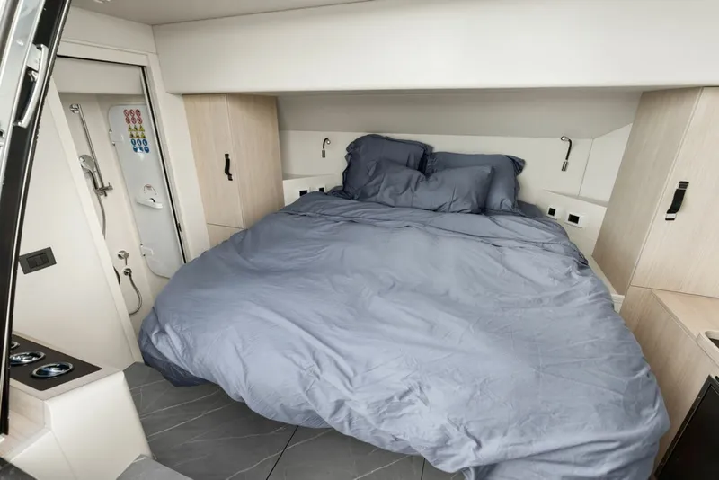 Slide: The Image of Absolute Navetta 64 2023 - 8232309