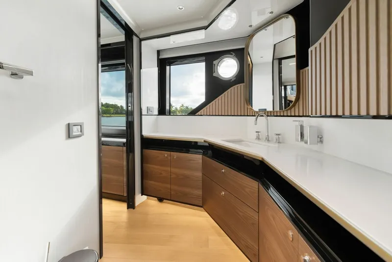Slide: The Image of Absolute Navetta 64 2023 - 8232293