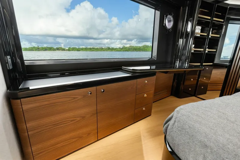 Slide: The Image of Absolute Navetta 64 2023 - 8232290