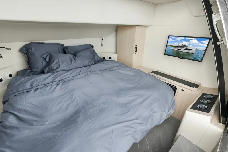 Slide: The Image of Absolute Navetta 64 2023 - 8232310