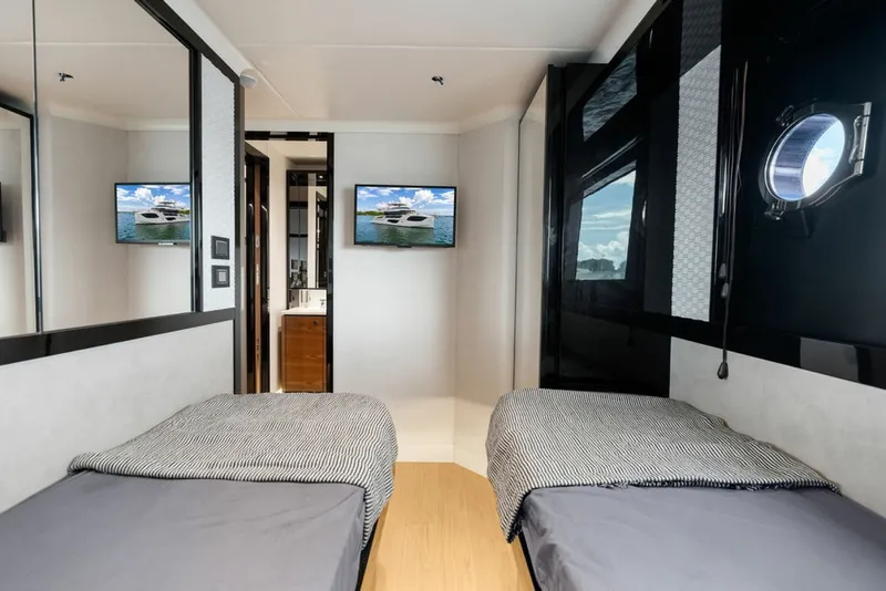 Slide: The Image of Absolute Navetta 64 2023 - 8232303
