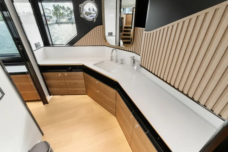 Slide: The Image of Absolute Navetta 64 2023 - 8232294